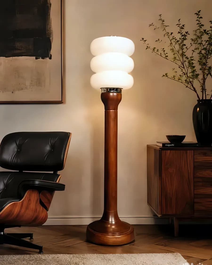 Italienische Mid-Century Stehlampe aus Holz & Opalglas, 1960er–1970er Jahre