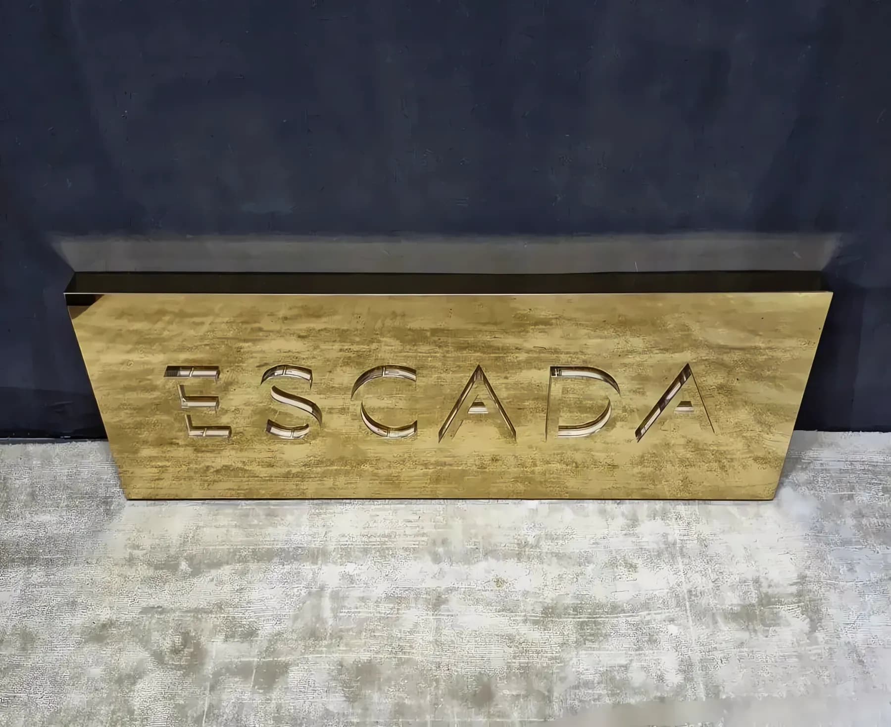 Винтажная интерьерная вывеска Escada, Мюнхен — 01.webp (enhanced)