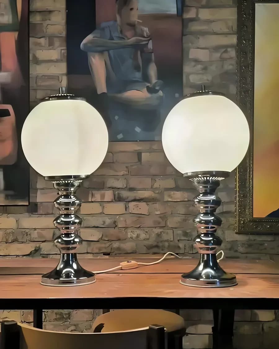 Elegantes Paar Vintage Tischleuchten mit Opalglas-Sphären
