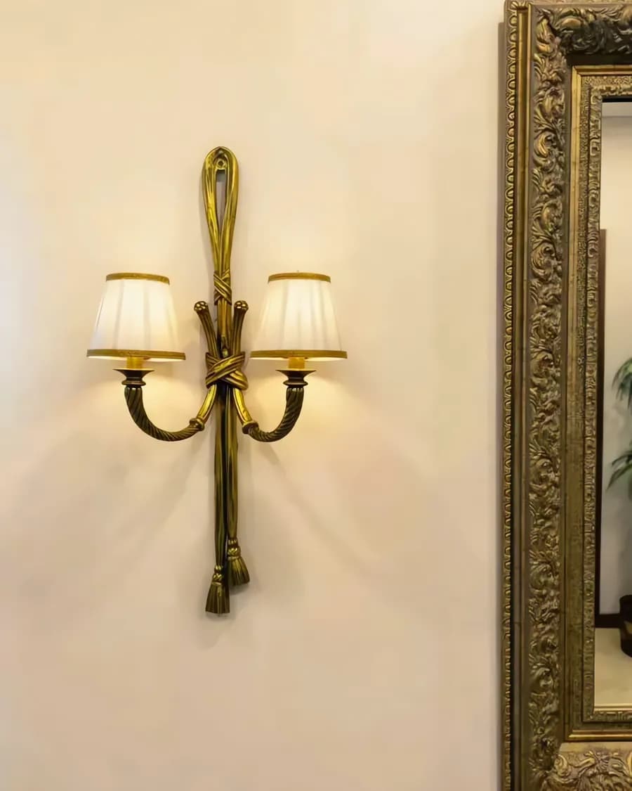 Klassische Französische Vintage-Wandlampe im Stil Louis XVI aus Bronze